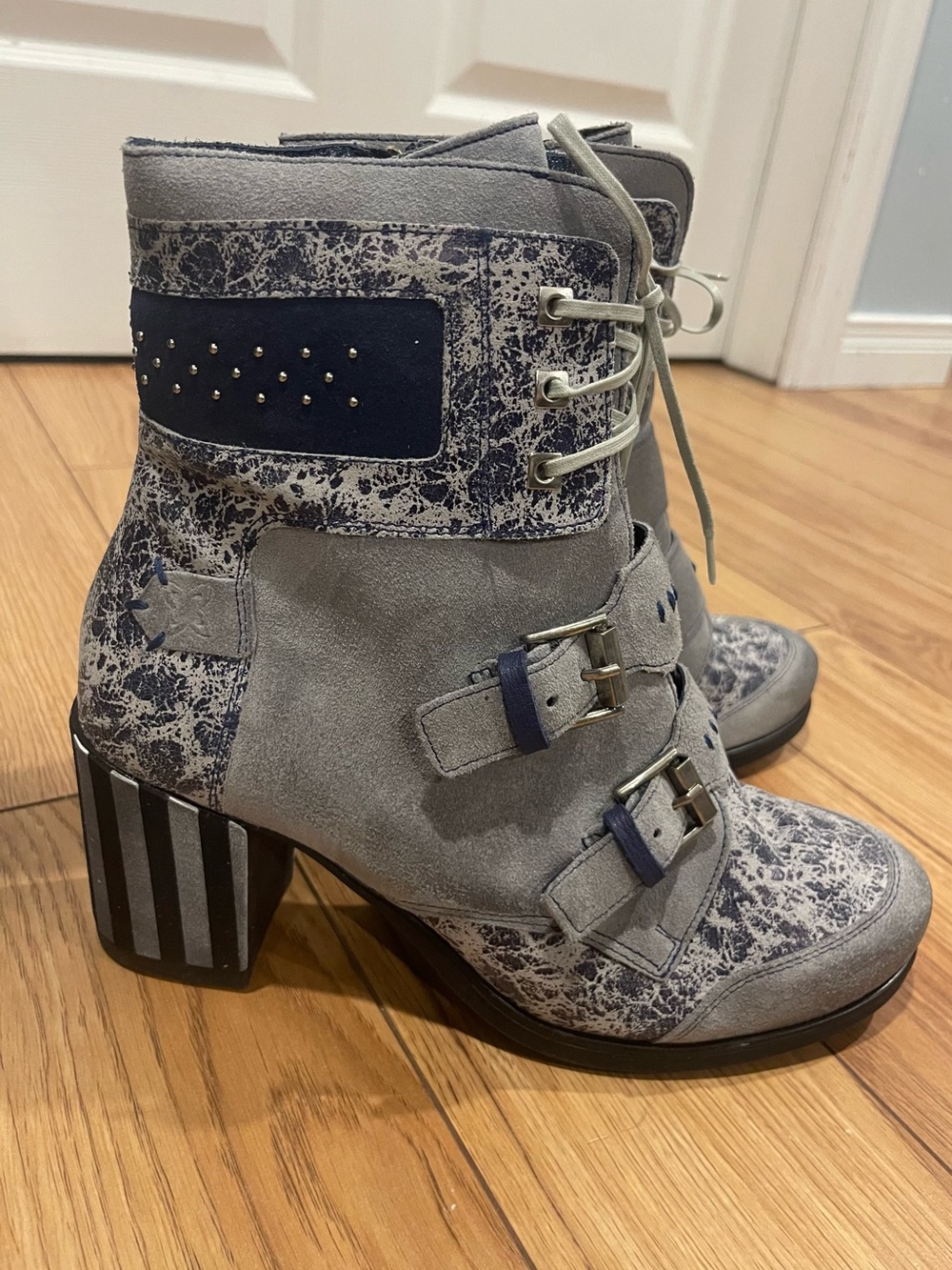NWOT Maciejka europeen Women's Gray Distressed Suede Buckle Ankle Boots 40
